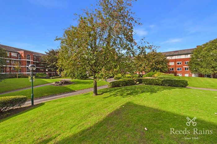 2 Bedroom Apartment For Sale In Eccles New Road, Salford, Greater Manchester, M5