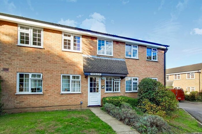 1 Bedroom Apartment For Sale In Minstrel Gardens, Surbiton, KT5
