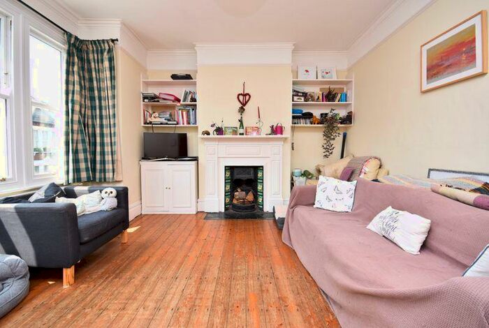2 Bedroom Flat To Rent In Hazelbourne Road, London, SW12