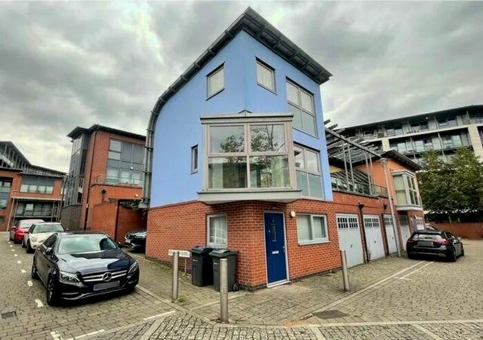 2 Bedroom Town House To Rent In Bradshaw Close, Birmingham, B15