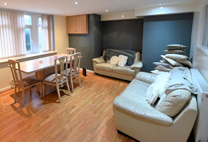 4 Bedroom Flat To Rent In Wood Lane, LS6