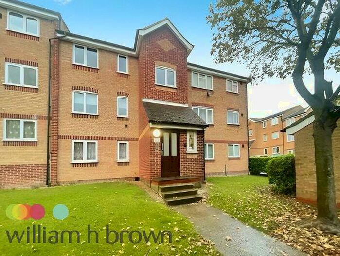 Apartment To Rent In Oakhill Road, Purfleet-On-Thames, RM19