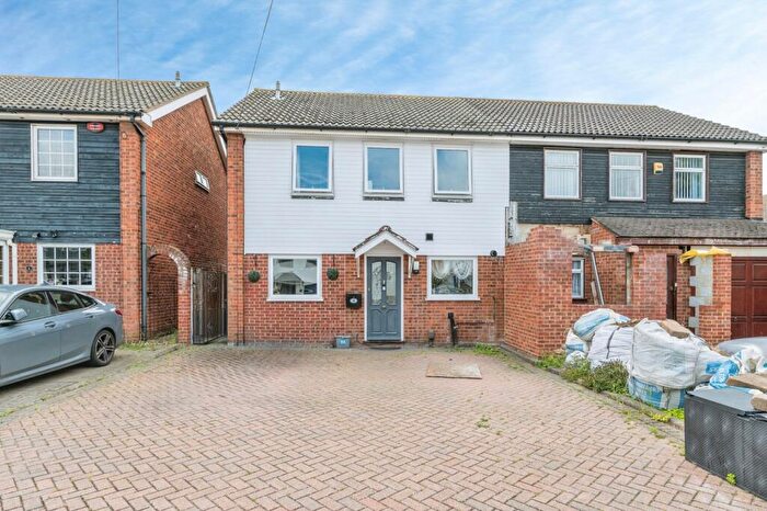 4 Bedroom Semi-Detached House For Sale In Maytree Close, Rainham, RM13