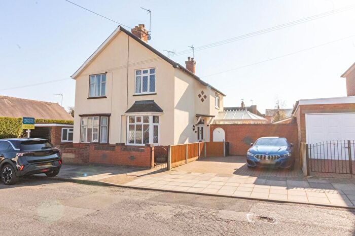 2 Bedroom Semi Detached House For Sale In St. Andrews Road, Leicester, LE2