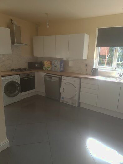 8 Bedroom Terraced House To Rent In Harlaxton Drive, Nottingham, NG7