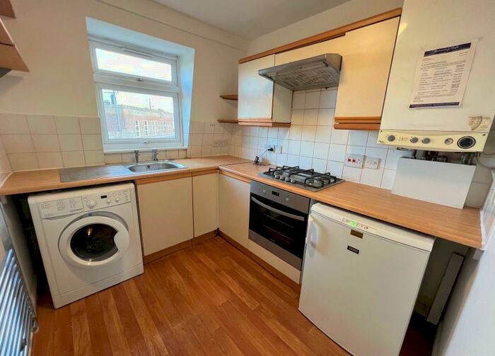 2 Bedroom Flat To Rent In Long Lane, Finchley, N3