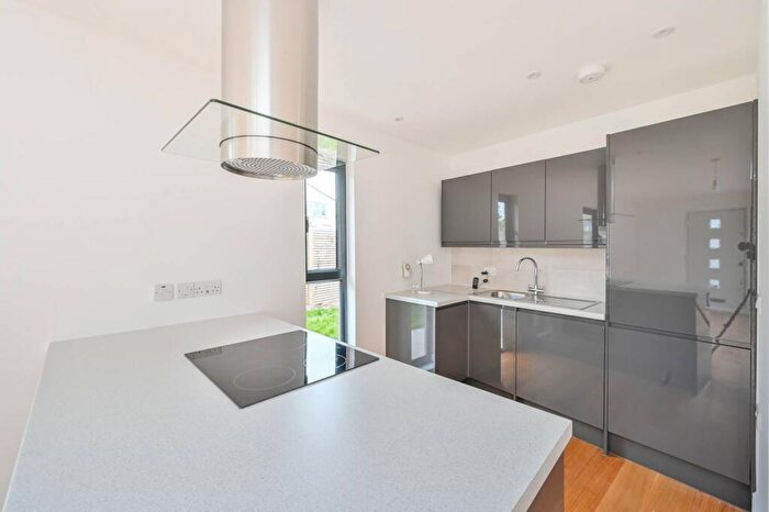 2 Bedroom Bungalow For Sale In Ironbridge Mews, Stratford, London, E15