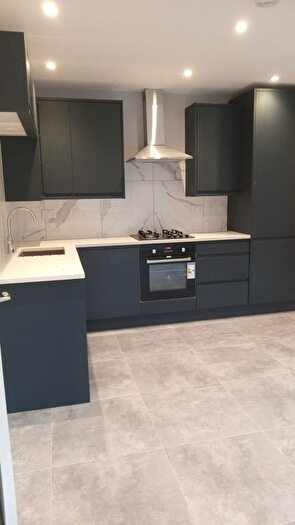 2 Bedroom Flat To Rent In Crescent Drive, GU12