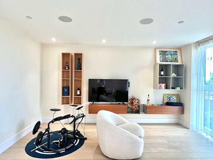 2 Bedroom Flat To Rent In Central Avenue, London, SW6