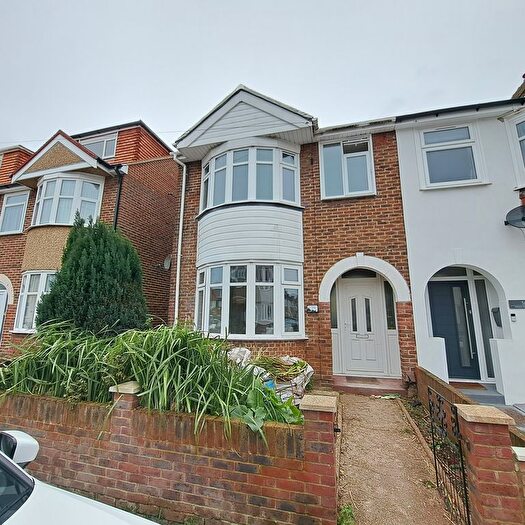 3 Bedroom End Of Terrace House To Rent In Rothesay Road, Gosport, PO12