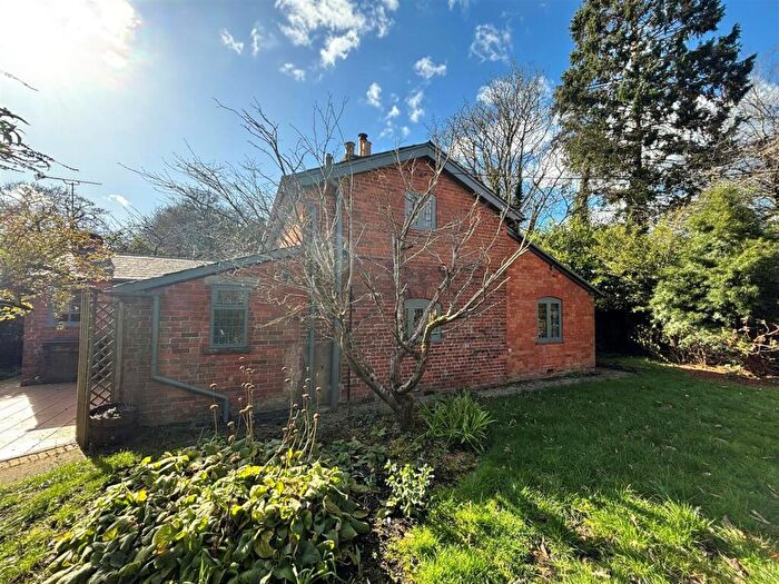 3 Bedroom Detached House For Sale In Hartmoor Road, Devizes, SN10