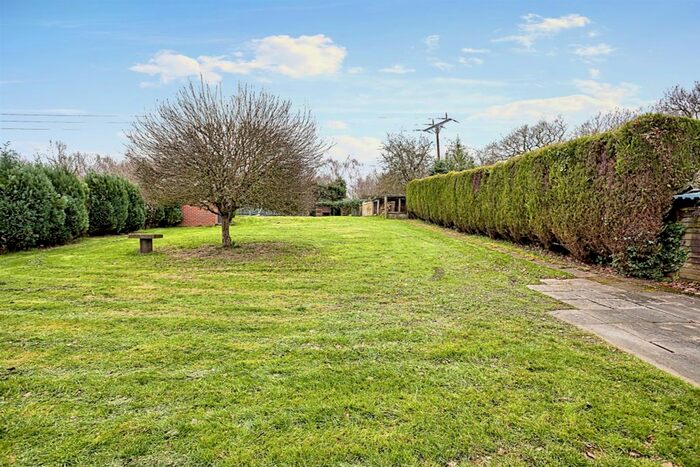 3 Bedroom Detached House For Sale In Station Road, Ryhill, Wakefield, WF4