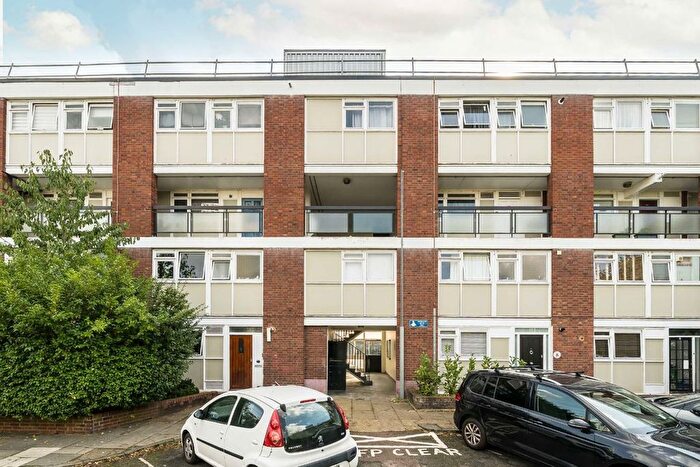 3 Bedroom Flat To Rent In Watford Close, Battersea, SW11
