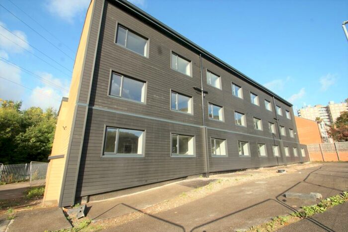 2 Bedroom Flat To Rent In Spen Lane, Leeds, Uk, LS16