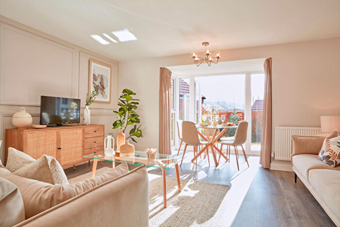 4 Bedroom Semi Detached House For Sale In Winnycroft Lane, Matson, Gloucester, GL4