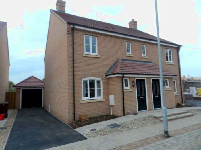 3 Bedroom House To Rent In Middlemore Heights, NN11