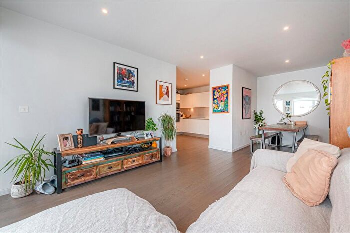 2 Bedroom Apartment To Rent In C York Way, Kings Cross, N7