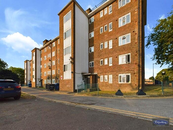 3 Bedroom Flat To Rent In Restons Crescent, Thanington Court Restons Crescent, SE9