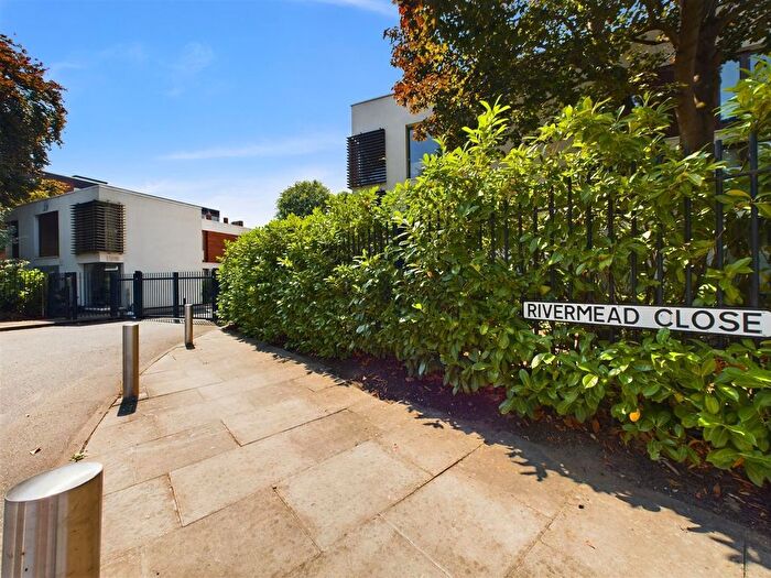 1 Bedroom Flat To Rent In Rivermead Close, Teddington, TW11