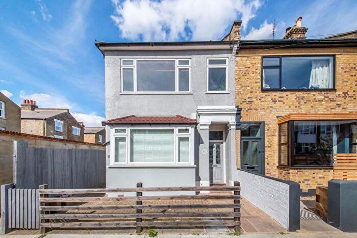 3 Bedroom Maisonette For Sale In Amott Road, Peckham Rye, London, SE15
