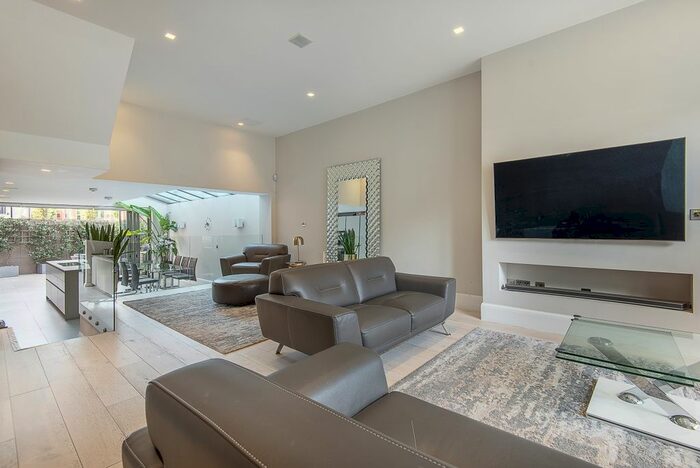 5 Bedroom Flat To Rent In Wolverton Gardens, London, W6