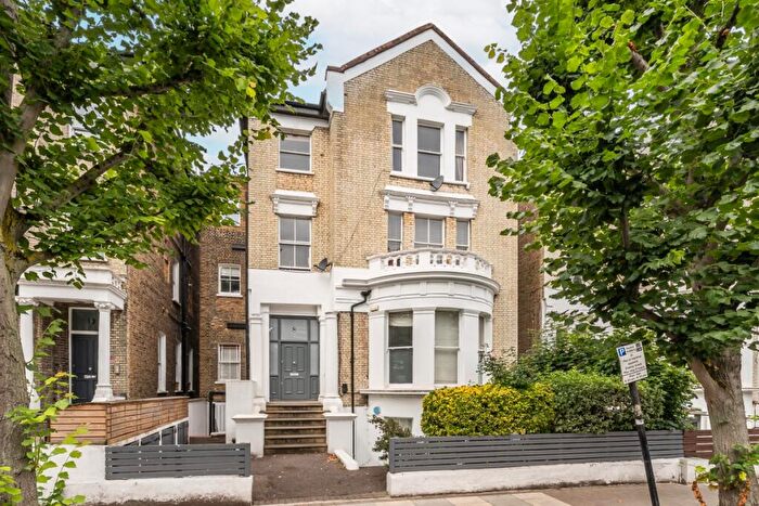 2 Bedroom Flat To Rent In Sisters Avenue London, SW11