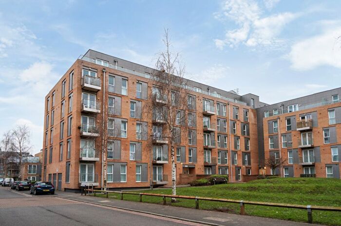 1 Bedroom Flat For Sale In Molineaux Court, Pontes Avenue, Hounslow, TW3