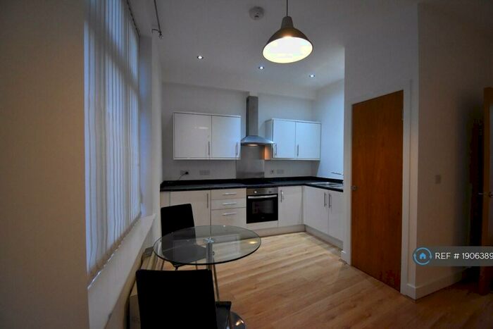 2 Bedroom Flat To Rent In Wellington Street, Stockport, SK1