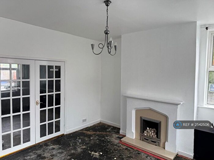 2 Bedroom End Of Terrace House To Rent In Lumn Road, Hyde, SK14