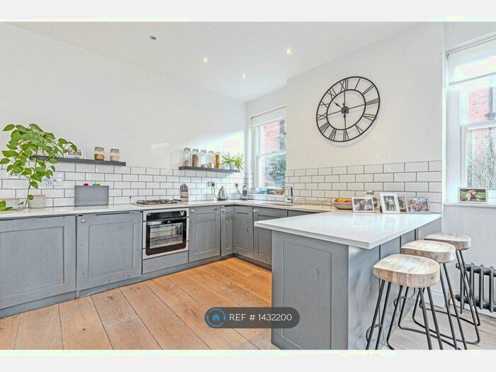 3 Bedroom Maisonette To Rent In West Hill, London, SW15