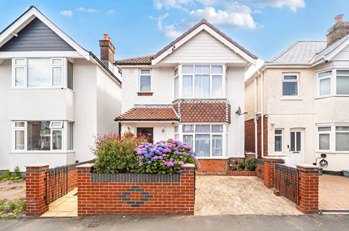 3 Bedroom Detached House For Sale In Radstock Road, Woolston, Southampton, Hampshire, SO19