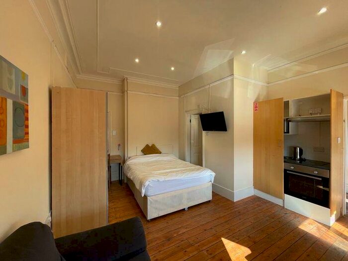 Detached House To Rent In Hale Lane, London, NW7