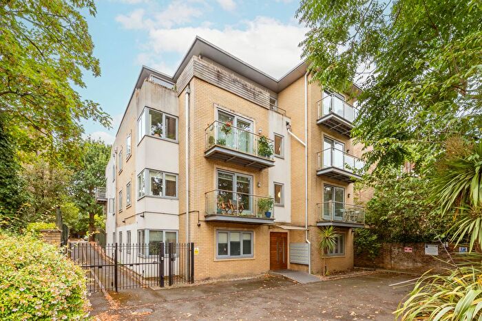 2 Bedroom Flat For Sale In Upper Richmond Road, London, SW15