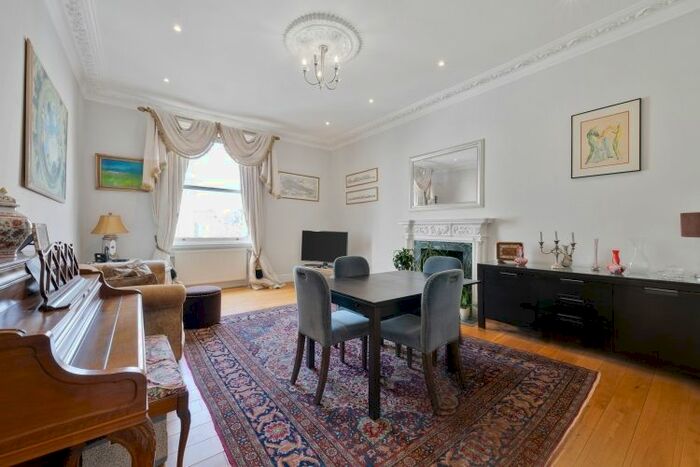 3 Bedroom Flat To Rent In Queen's Gate Place, London, SW7