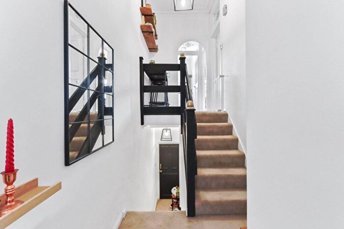 2 Bedroom Flat For Sale In Goldsmith Road, London, N11