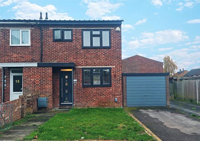 3 Bedroom Semi Detached House For Sale In Oxford Road, Romford, RM3