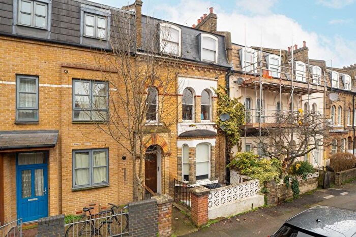 4 Bedroom Flat To Rent In Haselrigge Road, Clapham, SW4