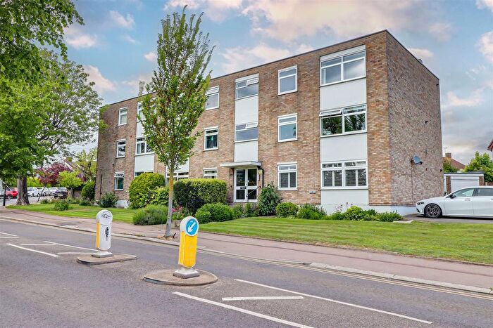 2 Bedroom Flat For Sale In Hadleigh Road, Leigh-On-Sea, SS9