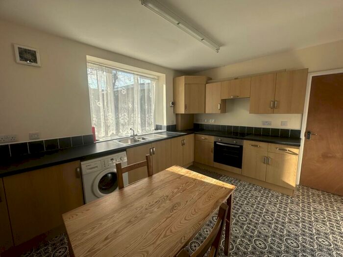 3 Bedroom Semi-Detached House To Rent In Neville Avenue, Kendray, S70