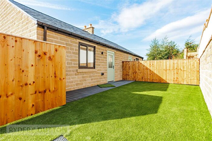 3 Bedroom Semi-Detached House For Sale In Stockport Road, Mossley, OL5