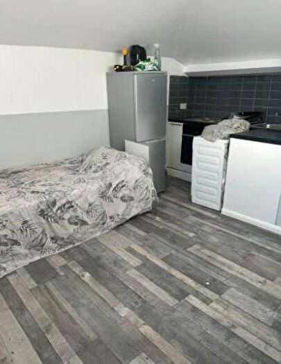 3 Bedroom Semi-Detached House To Rent In Whitehorse Lane, Croydon, London, SE25