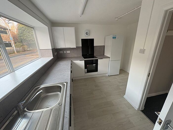 2 Bedroom Flat To Rent In A Chesnut Avenue, HU5