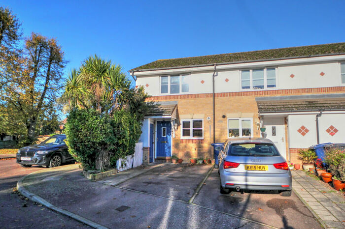 2 Bedroom End Of Terrace House To Rent In Radstock Close, New Southgate, N11