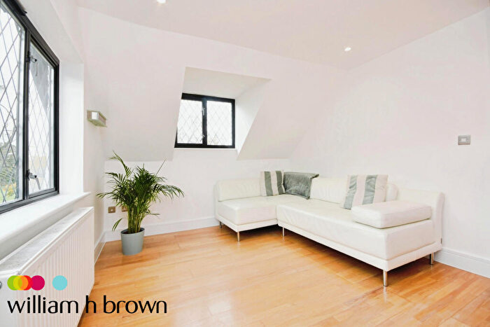 2 Bedroom Flat To Rent In Priests Lane, Brentwood, CM15