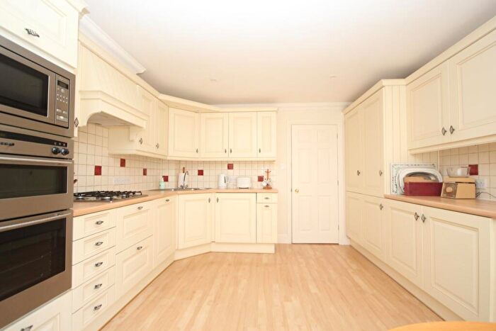 2 Bedroom Apartment For Sale In The Avenue, Branksome Park, BH13