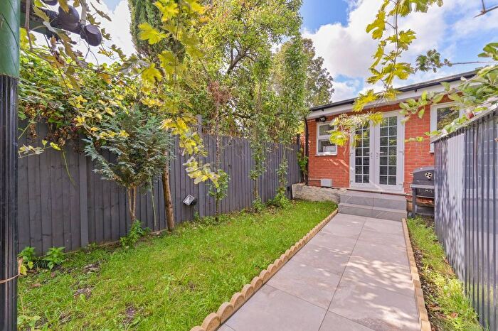 5 Bedroom End Of Terrace House For Sale In Cherry Garth, Brentford, TW8