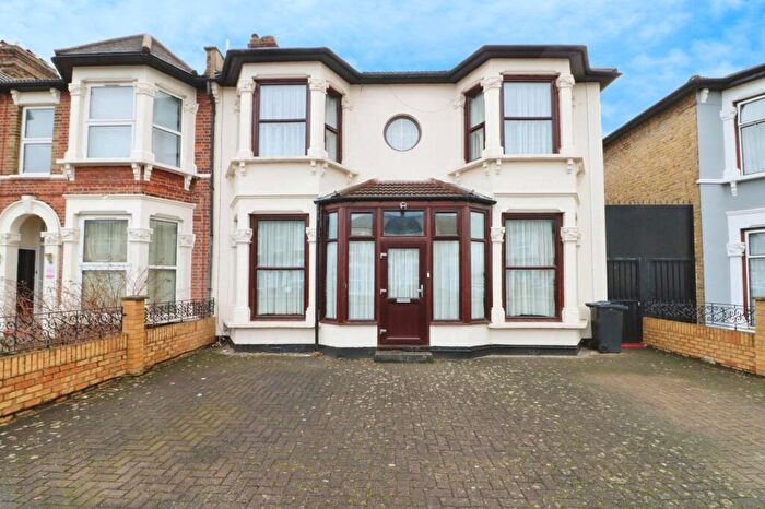 4 Bedroom End Of Terrace House For Sale In Elgin Road, Ilford, IG3