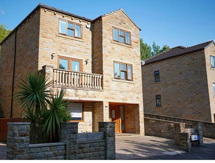 6 Bedroom Property To Rent In Middle Road, Earlsheaton, Dewsbury, WF12