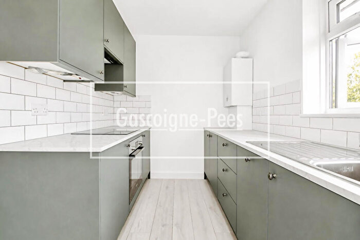 2 Bedroom Maisonette To Rent In Minchin Close, Leatherhead, KT22