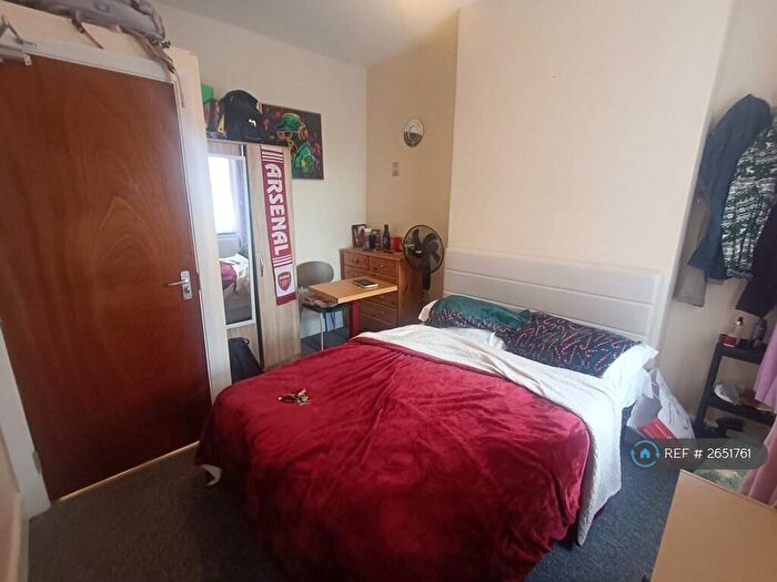 Studio To Rent In Hornsey Park Road, London, N8